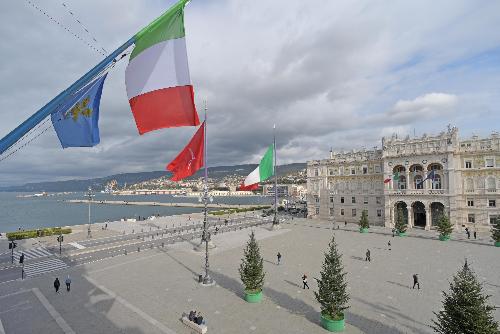 Piazza dell'Unità d'Italia immortalata dal Palazzo della Regione Friuli Venezia Giulia.  